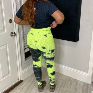 🚨CLEARANCE🚨 Neon Yellow tye dye leggings.